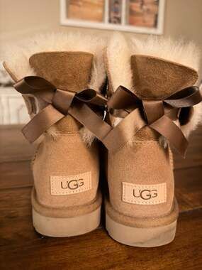 UGG Mini Bailey Bow Swirl Chestnut Boots - Women's 8